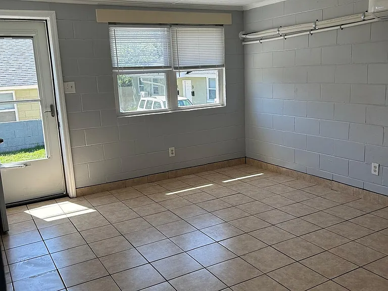 2455 Gervais St #B — Photo 4
