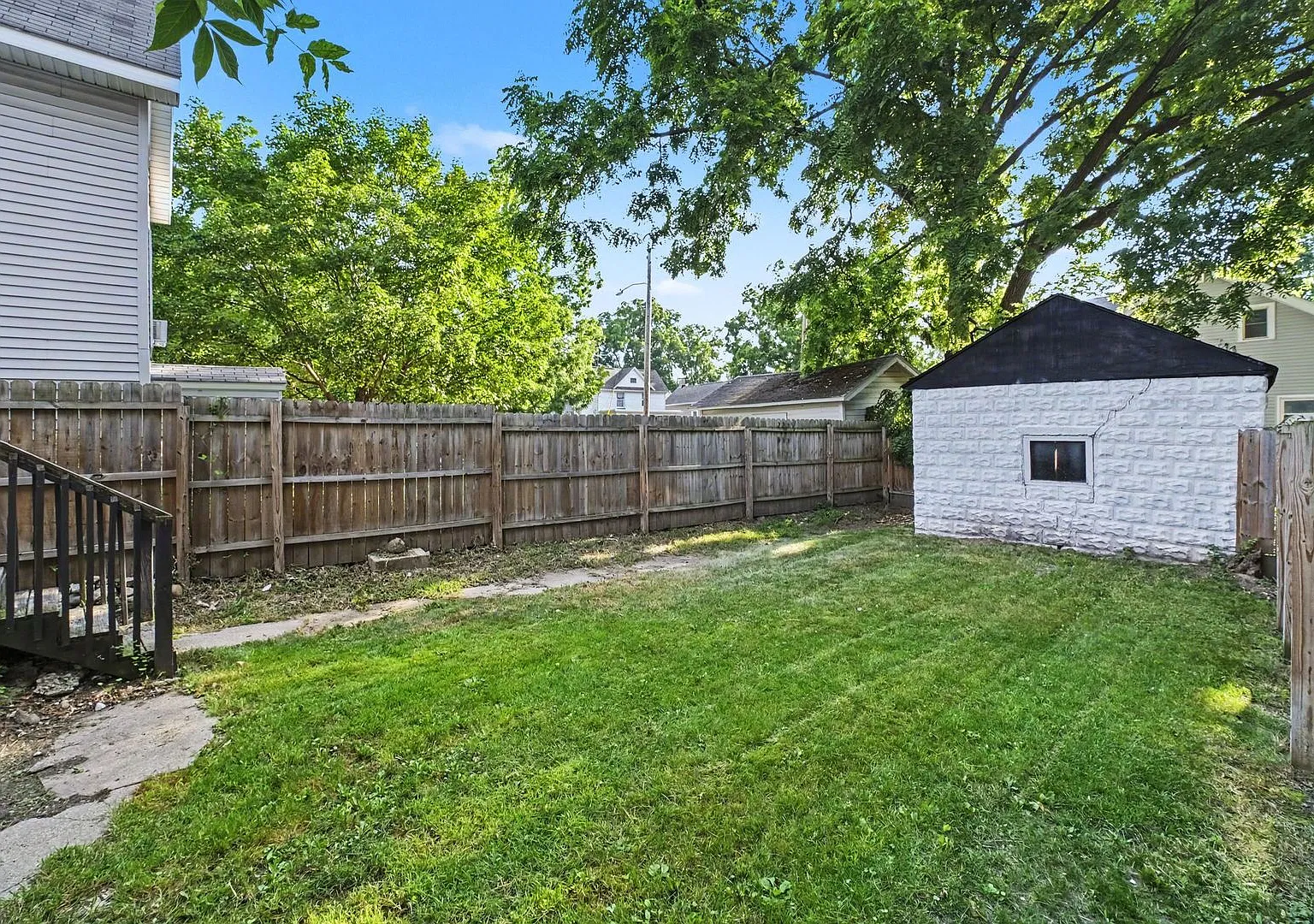 Charming 3BR / 2BA Bungalow with Garage & Fenced Yard — Photo 4