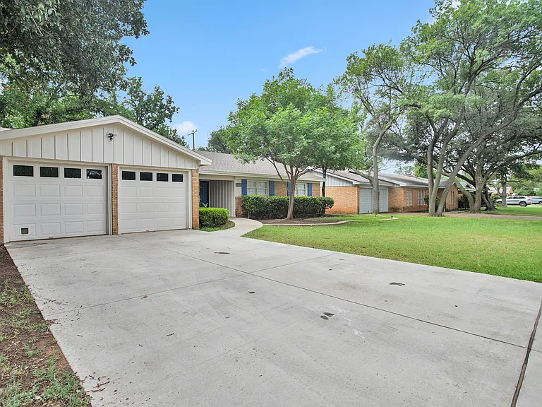 3811 63rd Dr — Photo 3