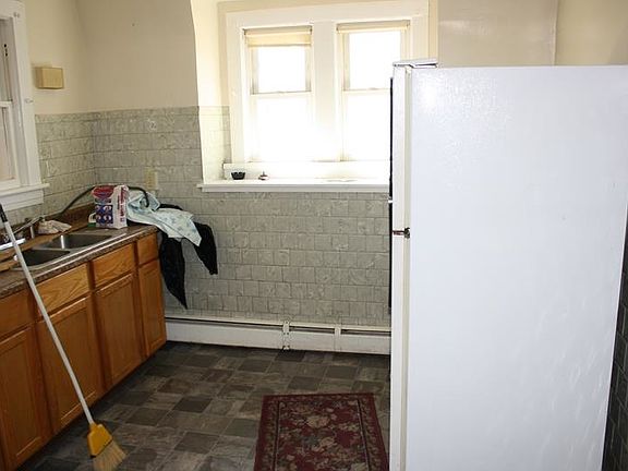 5th image of 2725 Commercial Ave #2