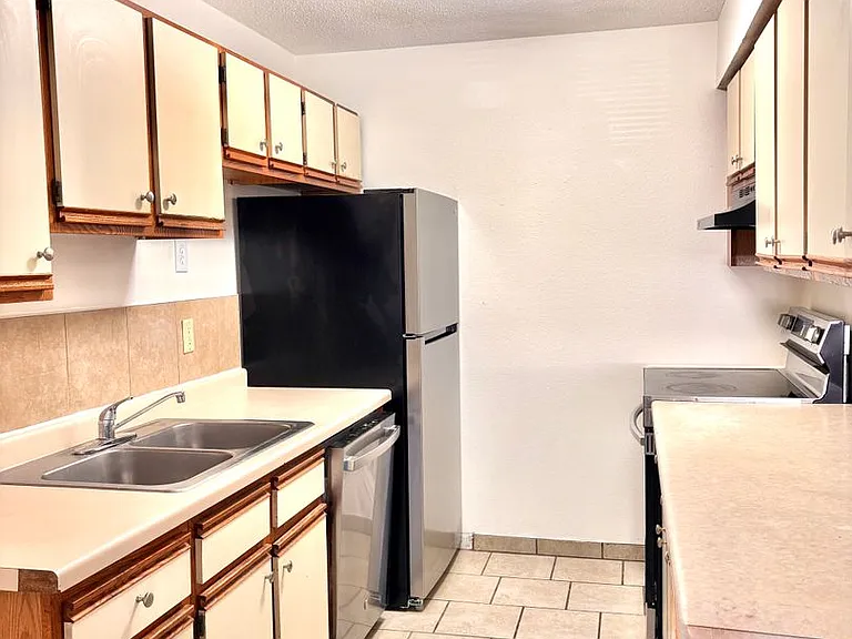 Ivy Apartments — Photo 9