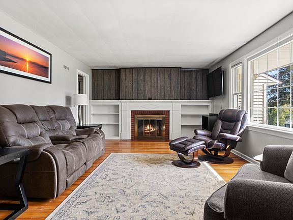 4th image of 48 Donna Ave