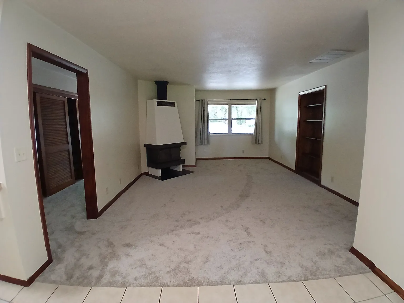 4 bed, 2700 sqft, $2,400 — Photo 2