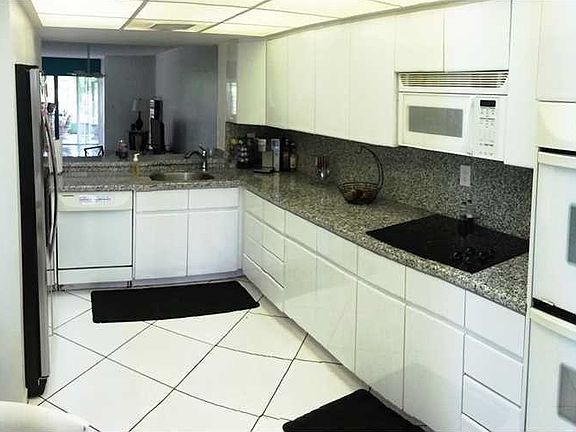 3rd image of 20400 NE 34th Ct