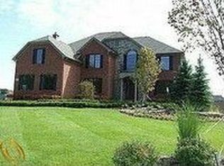 10667 Stoney Point Dr, South Lyon, MI