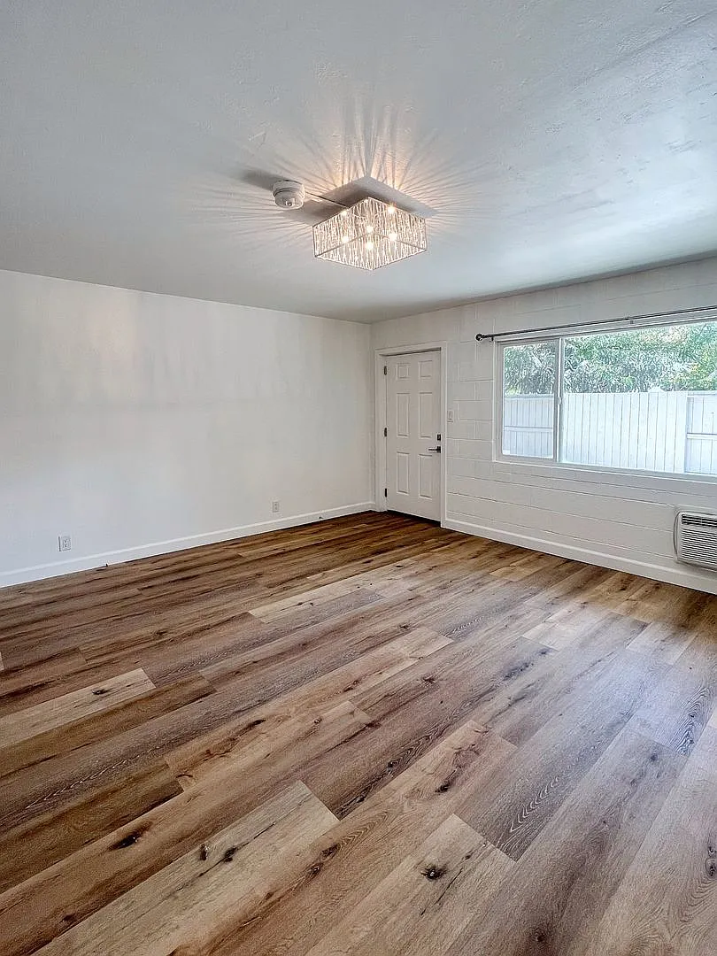 630 Sinclair — Photo 2