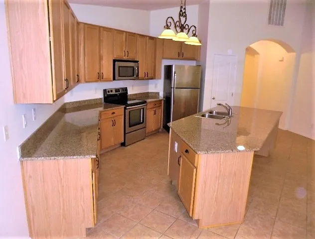 3 bed, 2.0 bath, 2112 sqft, $2,225 — Photo 3