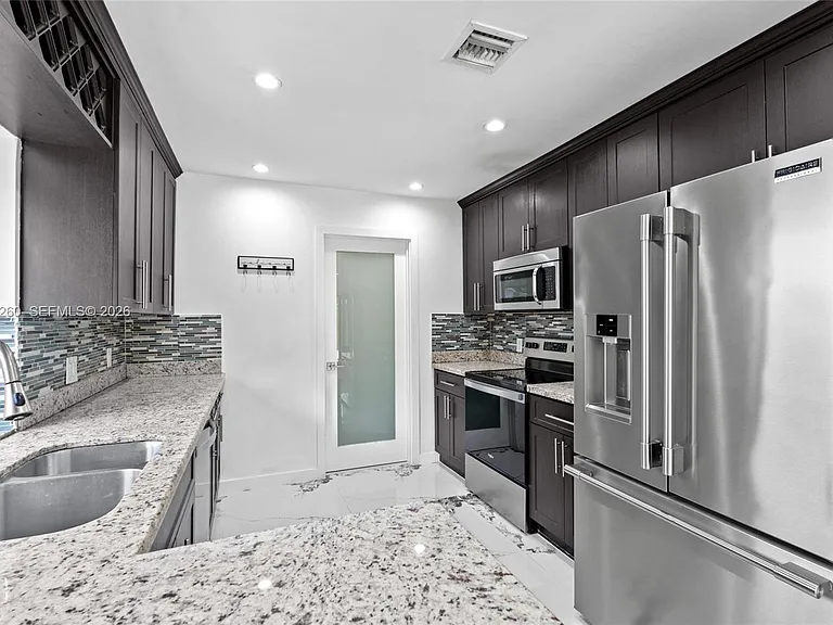 732 SW 95th Ter — Photo 4