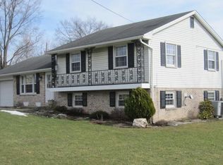 30 Melvin Dr, Leola, PA 17540