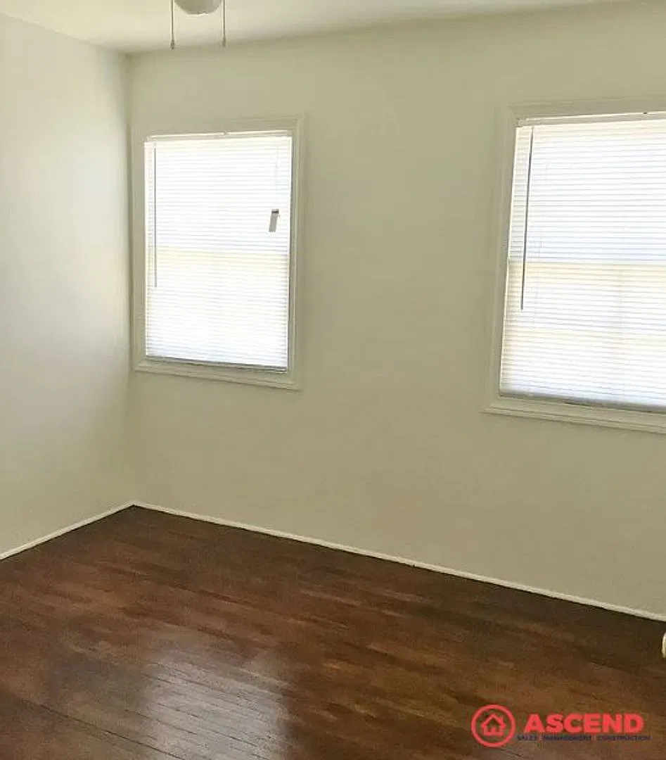 Cozy 3 Bedroom Home Off Truxtun and Oak! — Photo 4