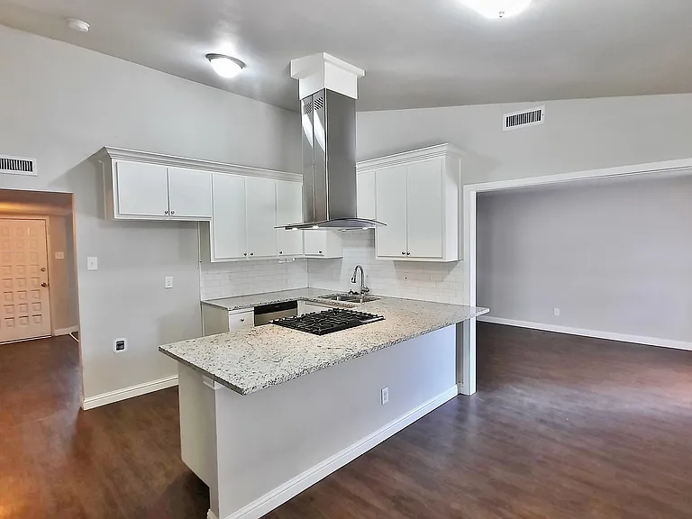 1320 Iris Ln — Photo 5