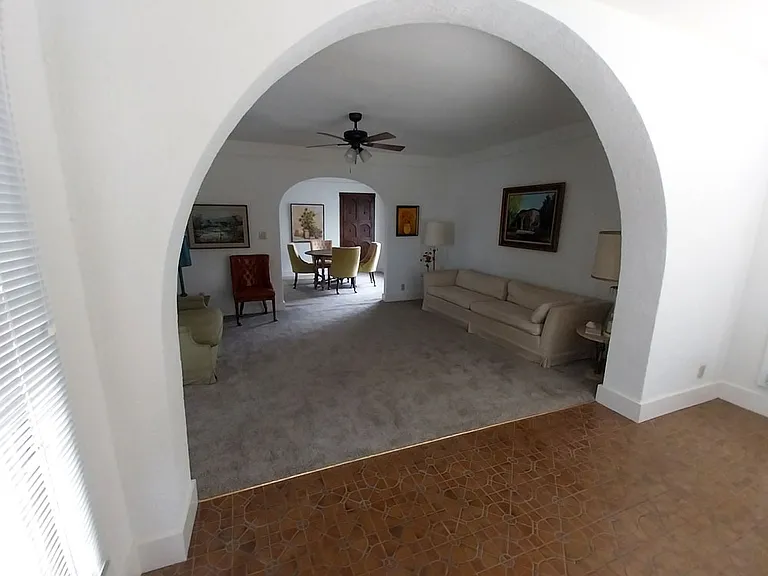 1318 N Richardson Ave — Photo 2