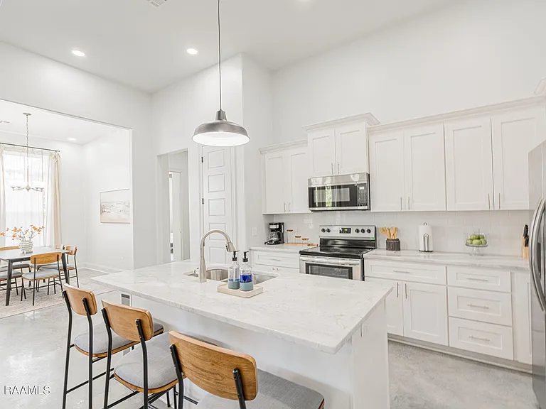 404 E Martial Ave — Photo 7