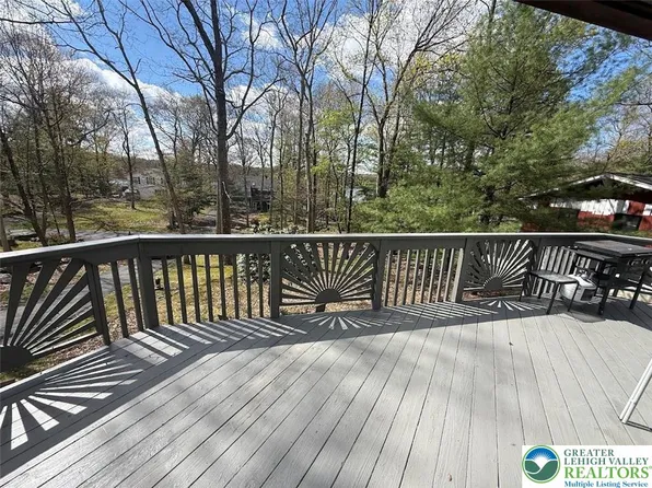 242 Mountain Lake Dr, Dingmans Ferry, PA 18328