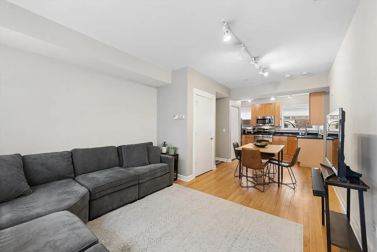 2 bed, 933 sqft, $2,100 — Photo 3