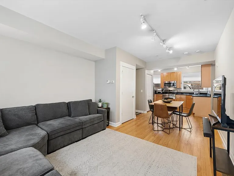 2541 Prairie Ave #1 — Photo 3