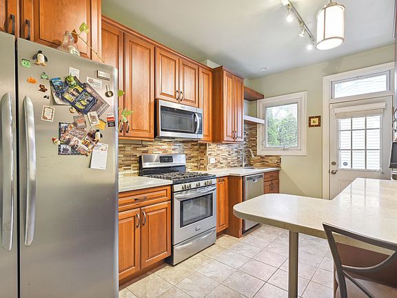 3rd image of 939 Boulevard E