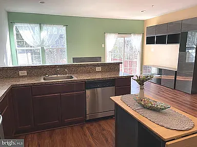 4 bed, 3.5 bath, 1680 sqft, $2,500 — Photo 3