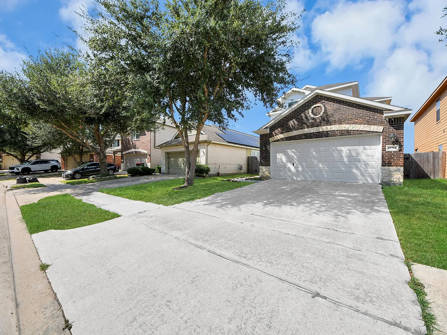 3 bed, 2.5 bath, 2110 sqft, $2,400 — Photo 2