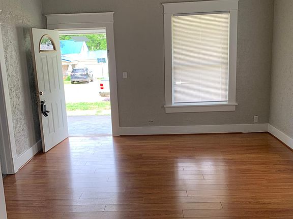 3rd image of 934 N Louisa Ave