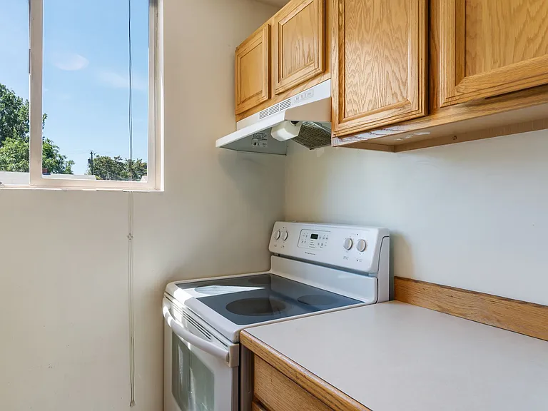 Dolphin Apartments: Leasing Specials! Great location in Kennewick — Photo 17