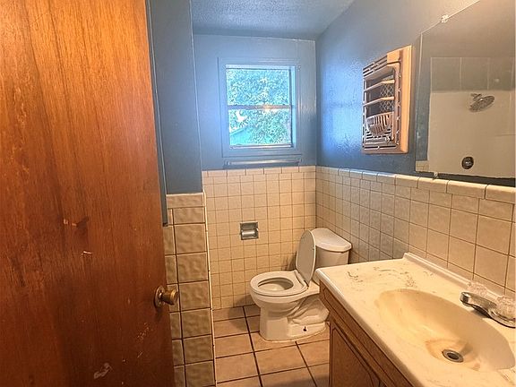 3rd image of 809 Loma St