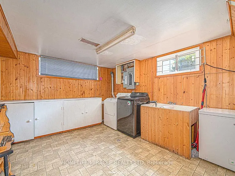 454 Stevenson Rd N — Photo 13