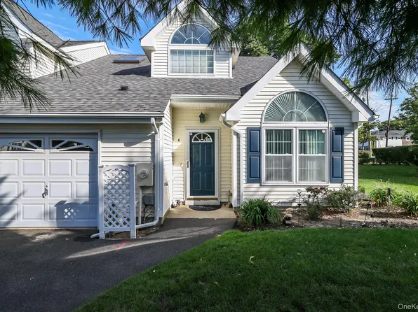 4 Joyces Way, Bay Shore, NY 11706