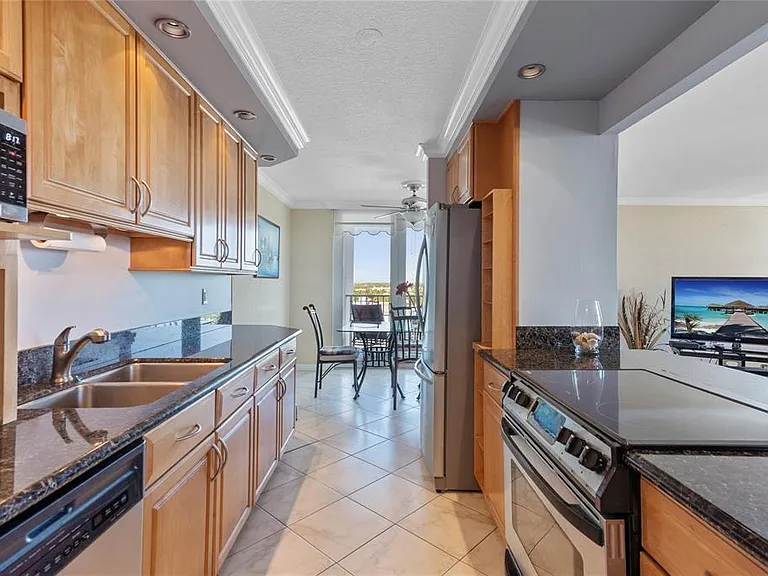 2881 33rd Ct #Penthouse A — Photo 3