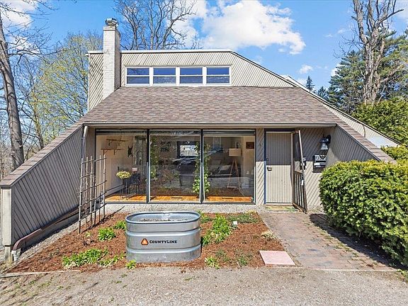 2nd image of 352 Colchester Avenue #1