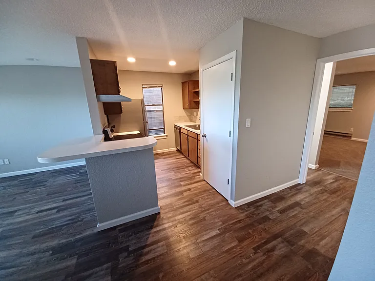 Parklane Apartments — Photo 18