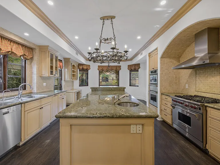 305 N Palm Dr — Photo 57