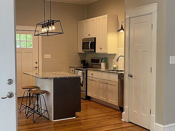 Kitchen - 10 ft ceiling