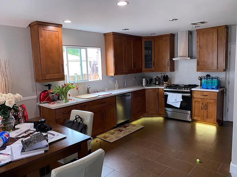 6919 Jamieson Ave — Photo 3