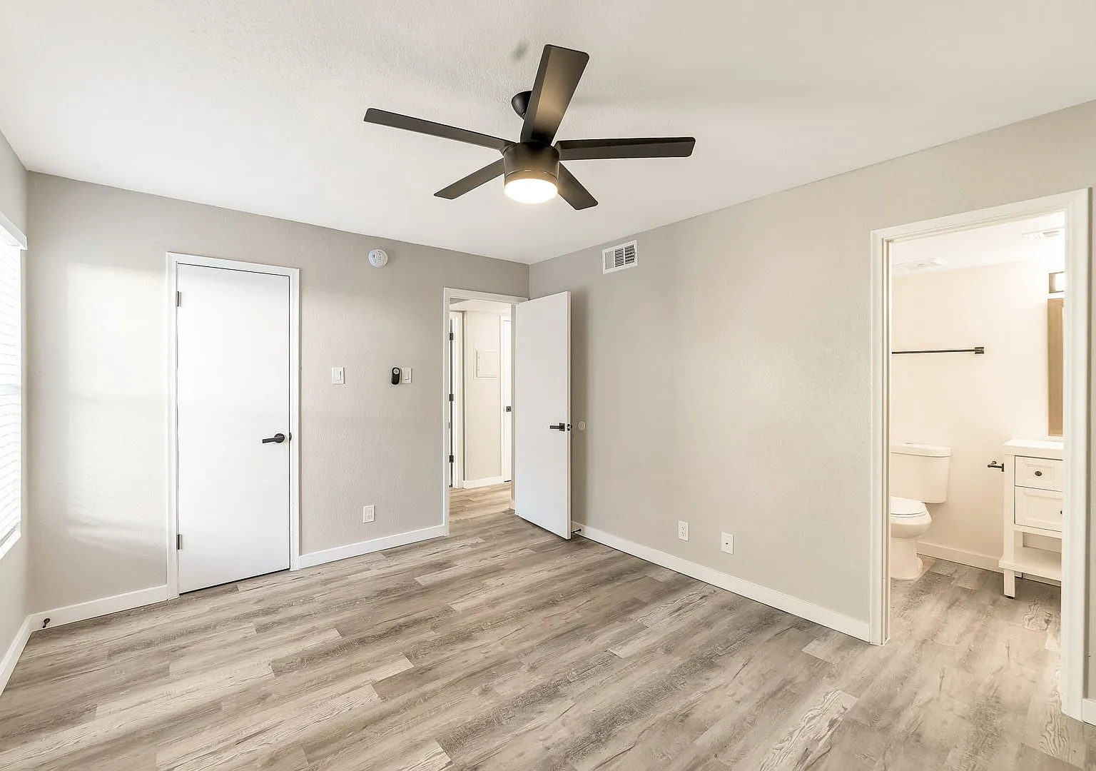 2726 E Beck Ln — Photo 1