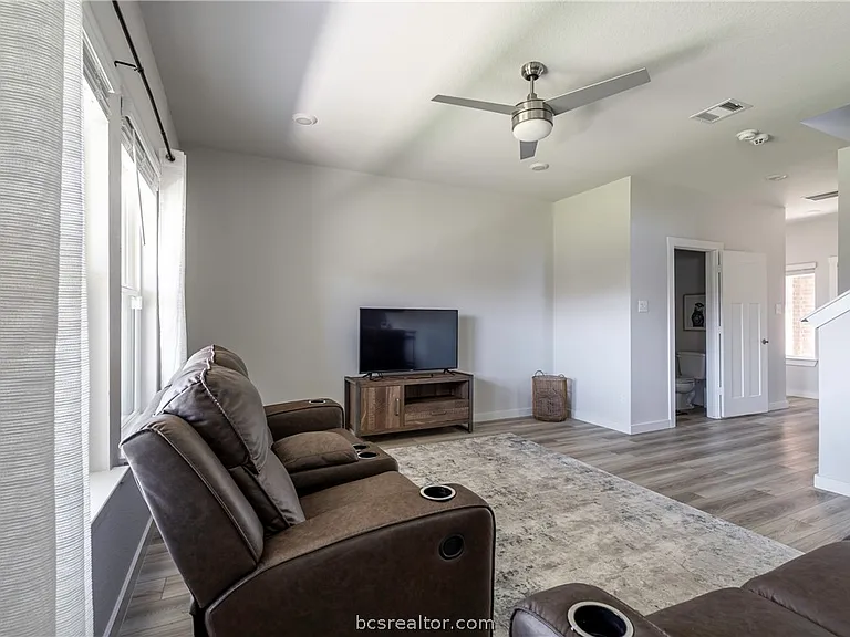956 Lady Bird Ln — Photo 4
