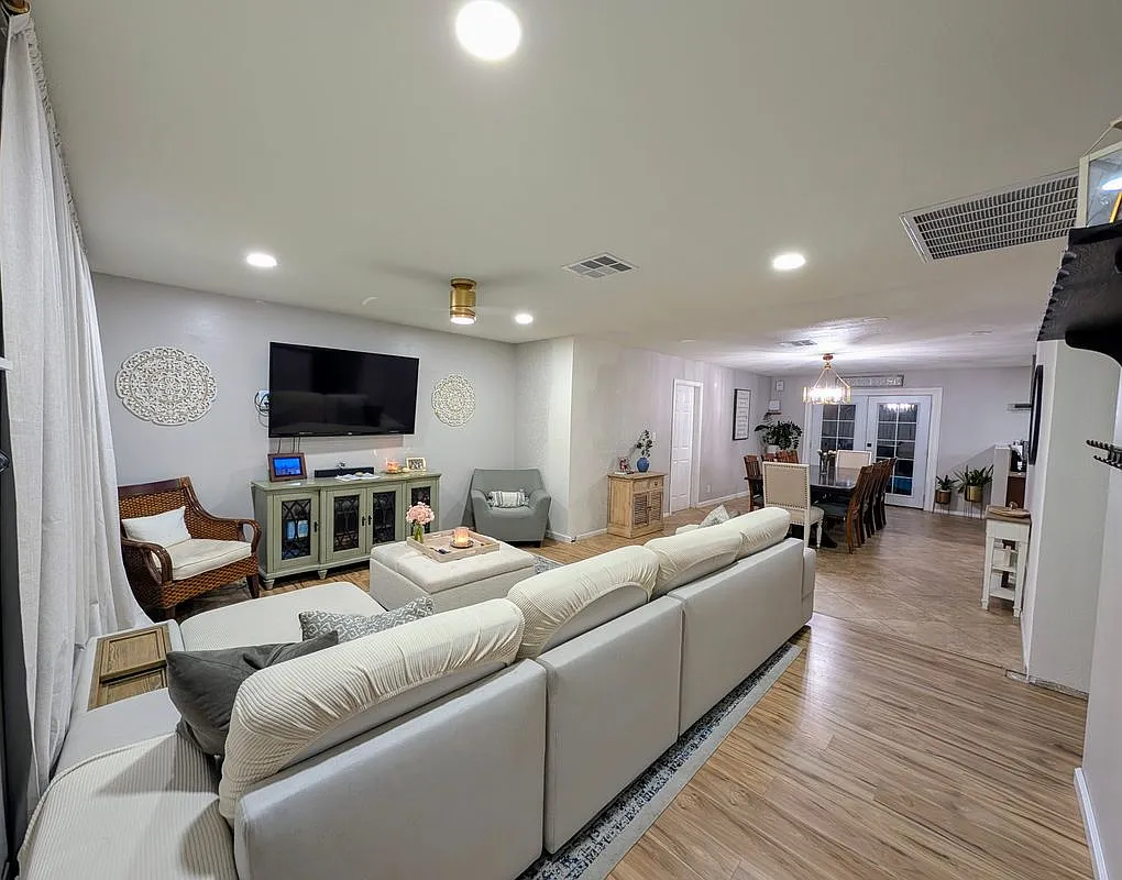 4 bed, 3.0 bath, 1955 sqft, $800 — Photo 1