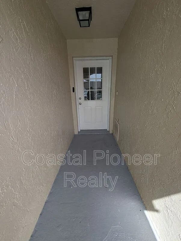 3 bed, 2.0 bath, 1227 sqft, $2,050 — Photo 2