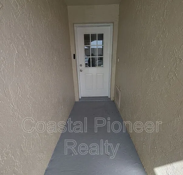 1331 Coolridge Dr — Photo 2