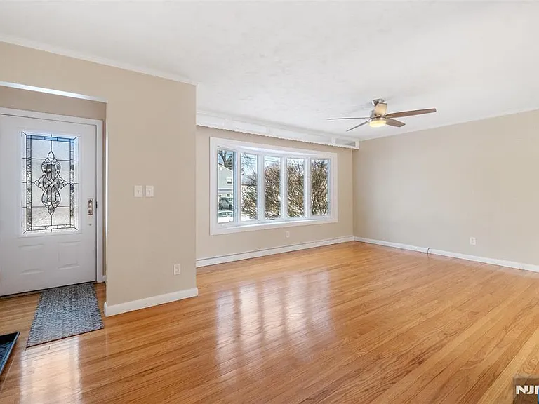75 Cypress Rd — Photo 4