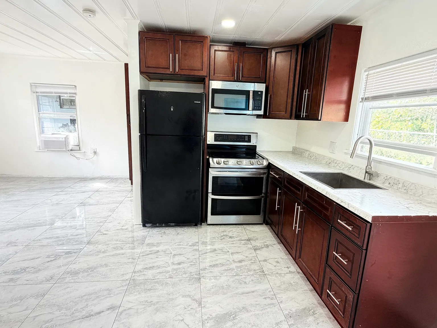 1 bed, 1.0 bath, 350 sqft, $1,390 — Photo 2