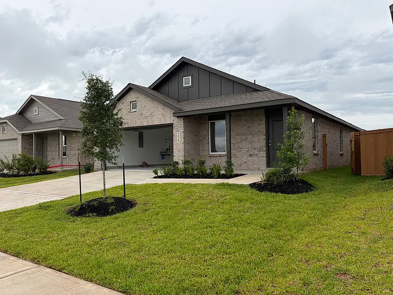 3020 Huntersville Dr — Photo 2