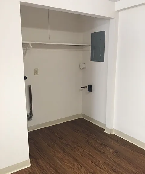 482 E North St — Photo 3