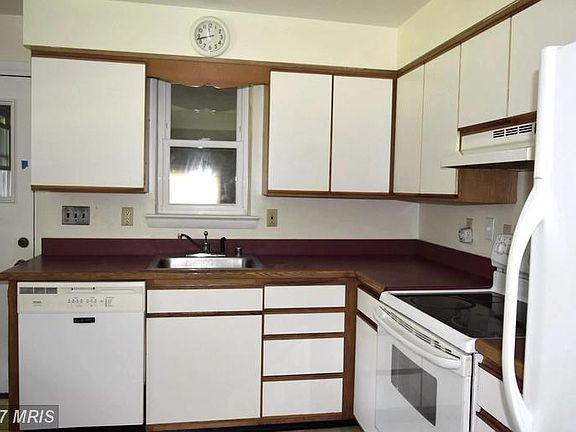 4th image of 9500 Sherwood Dr