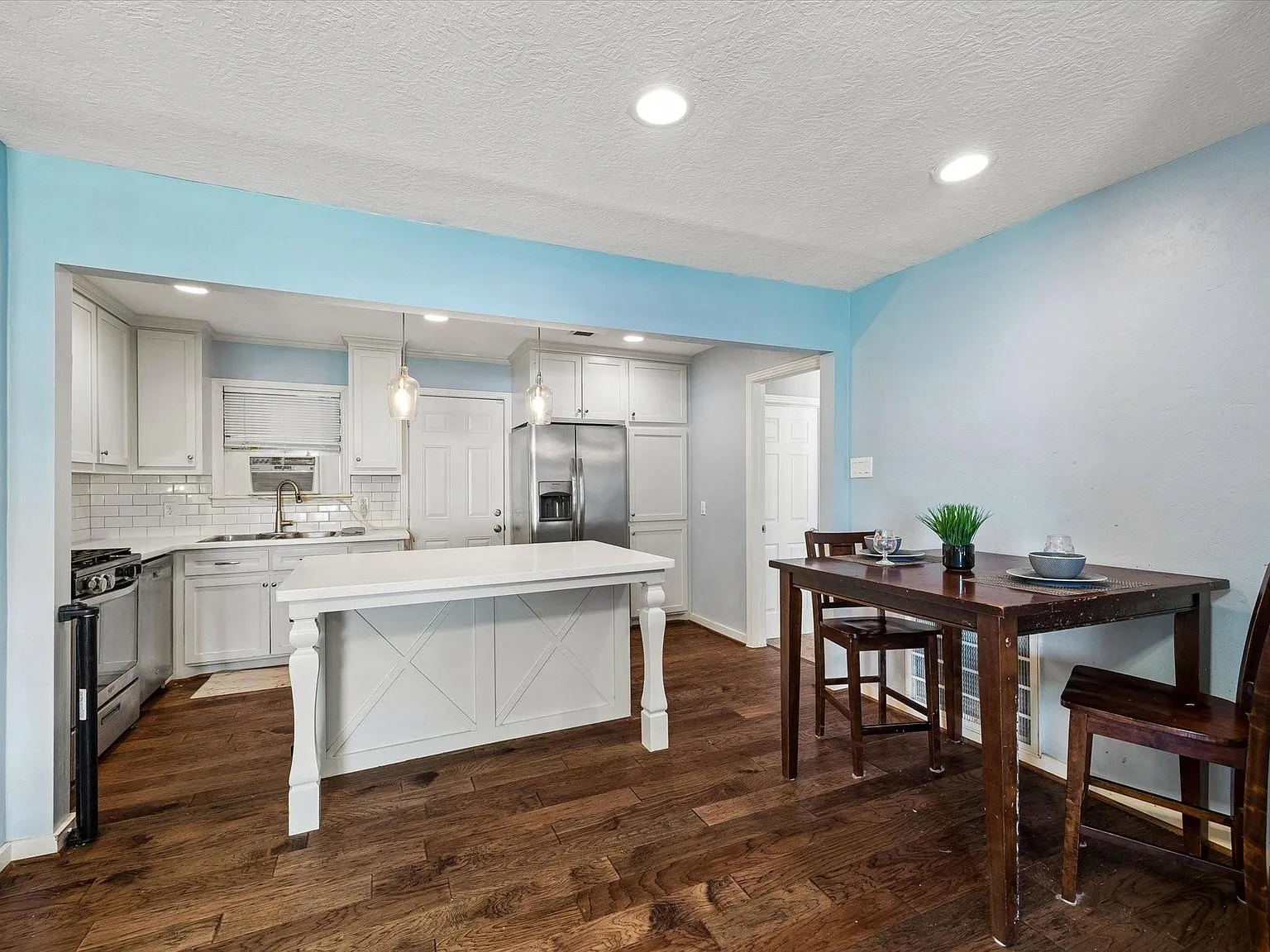 3 bed, 1.0 bath, 1142 sqft, $1,700 — Photo 4