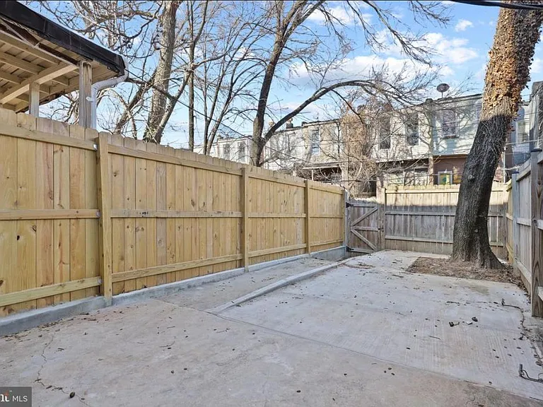 1928 W Fairmount Ave — Photo 14