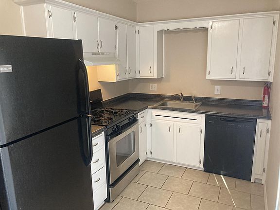 Kitchen with Fridge, Range and dishwasher