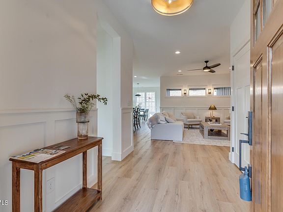 5th image of 704 Gardenia Dr