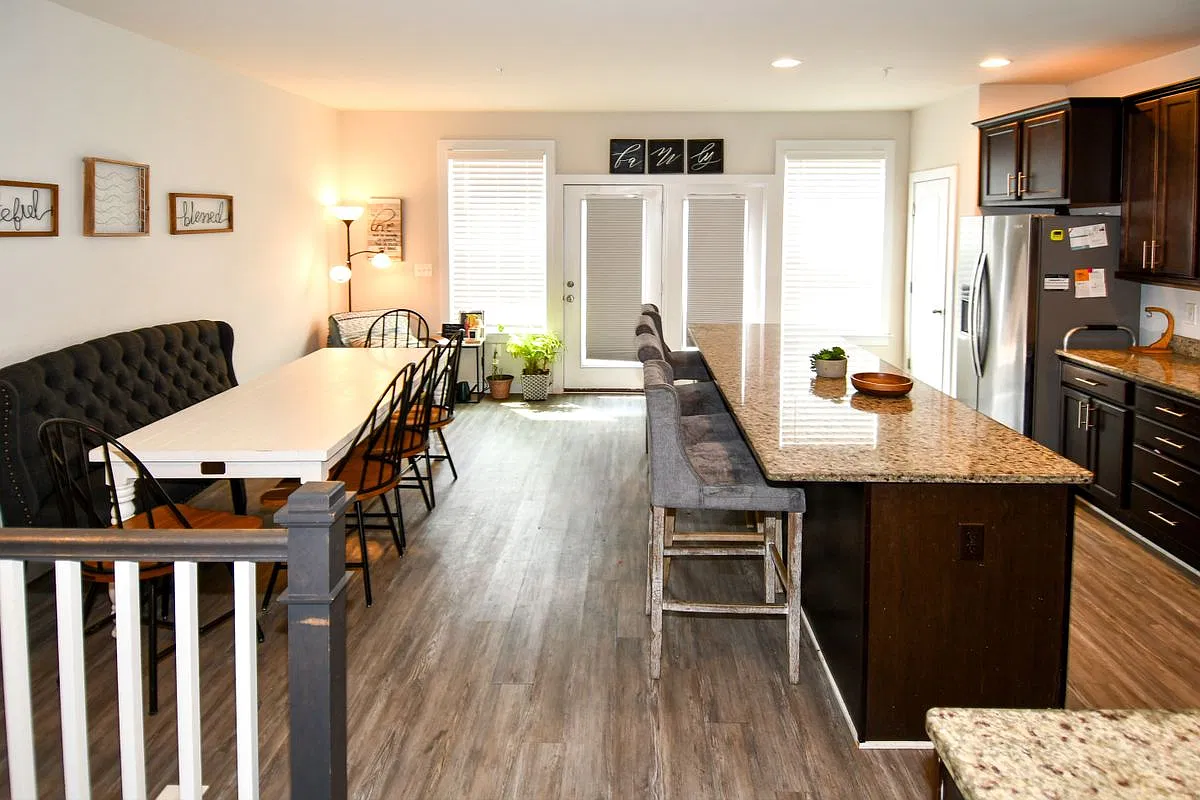 4 bed, 4.5 bath, 2636 sqft, $3,400 — Photo 4