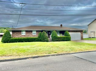 210 Kathleen Dr, Peckville, PA 18452